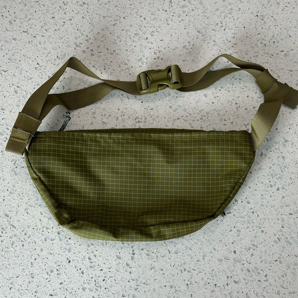 REI Trail 2 Waistpack Fanny Pack in Green - Picture 3 of 6